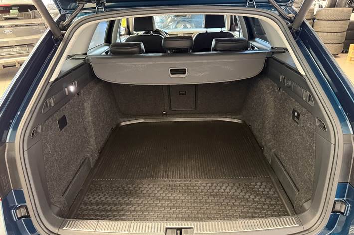 Blå Skoda Superb fra 2020