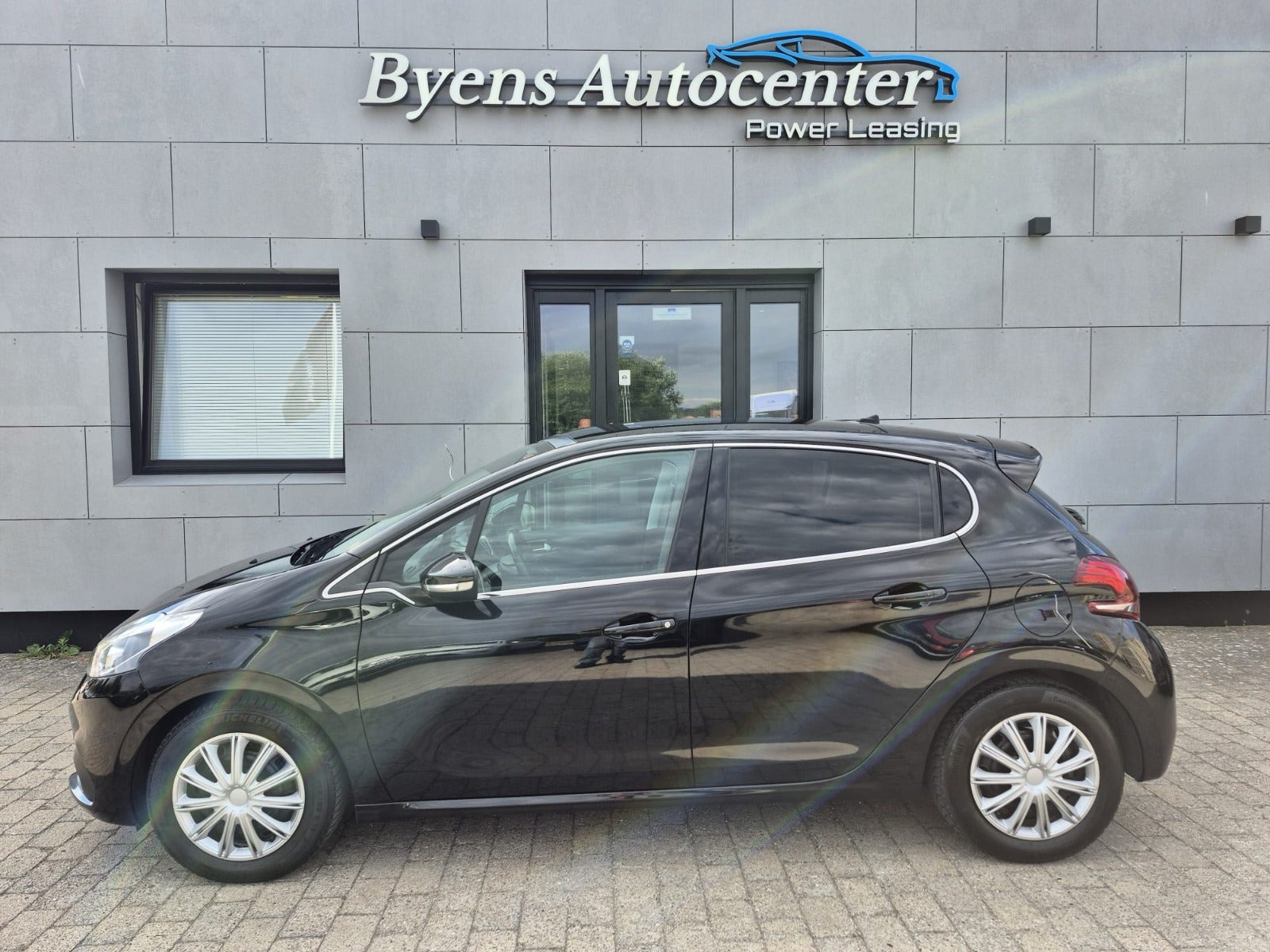 Blå Peugeot 208 fra 2020