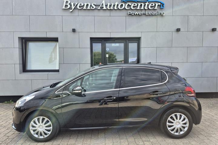 Blå Peugeot 208 fra 2020