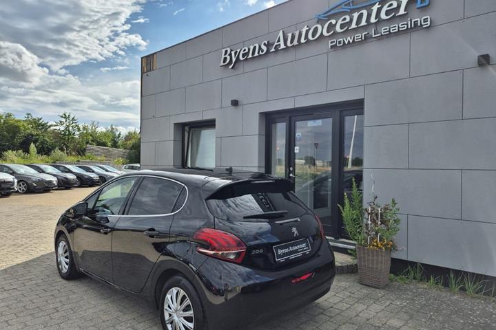 Blå Peugeot 208 fra 2020