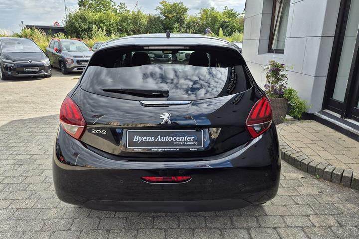 Blå Peugeot 208 fra 2020