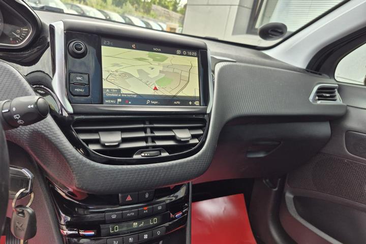Blå Peugeot 208 fra 2020