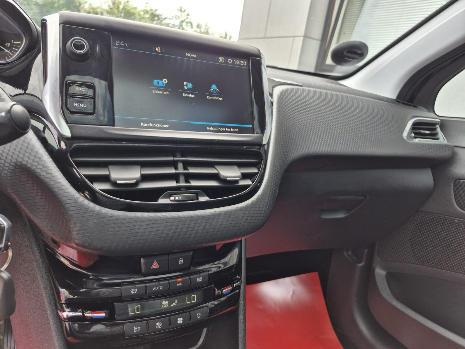 Blå Peugeot 208 fra 2020