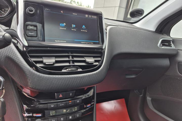 Blå Peugeot 208 fra 2020