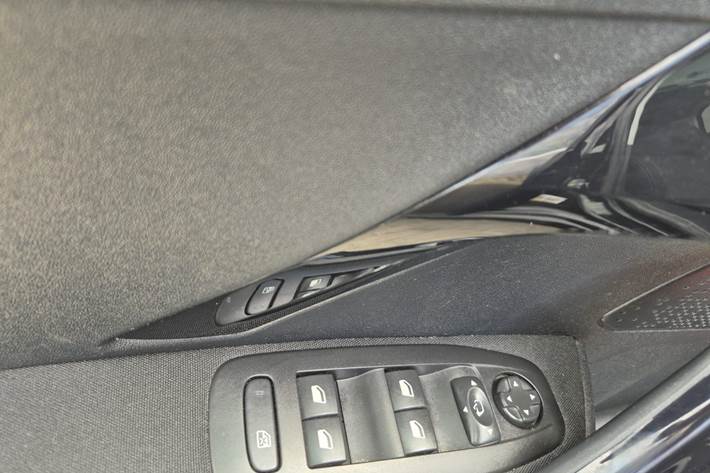 Blå Peugeot 208 fra 2020