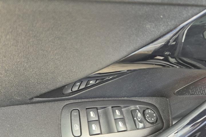 Blå Peugeot 208 fra 2020