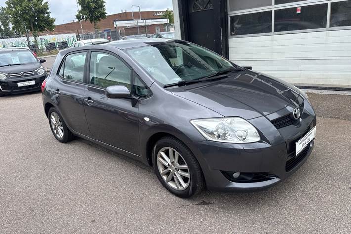 Grå Toyota Auris fra 2008