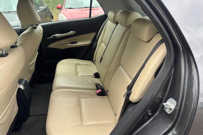 Grå Toyota Auris fra 2008