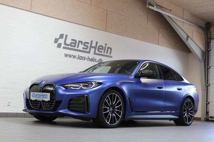 Blå BMW i4 fra 2023 set udefra