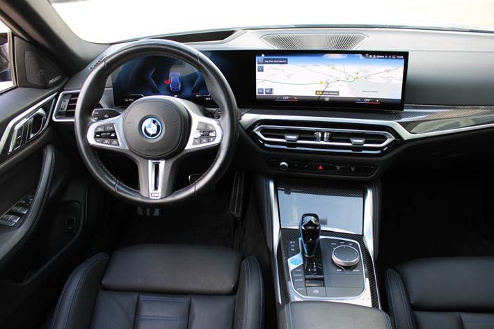 Blå BMW i4 fra 2023