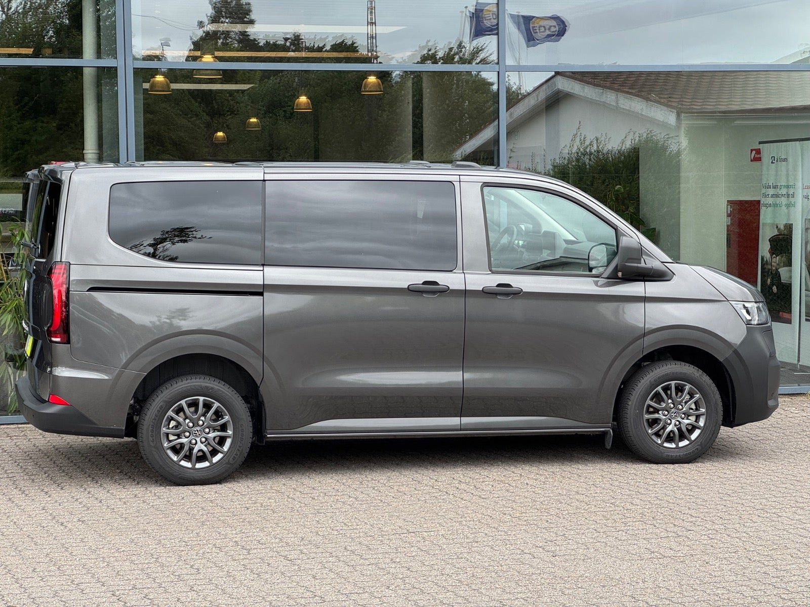 Grå VW e-Caravelle fra 2025