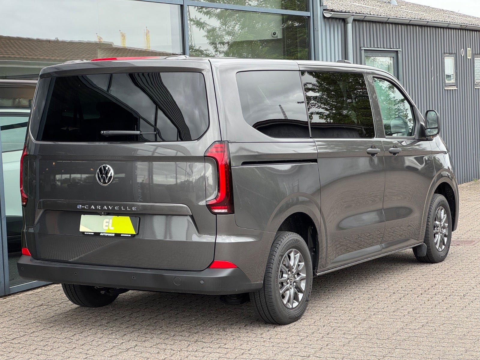 Grå VW e-Caravelle fra 2025