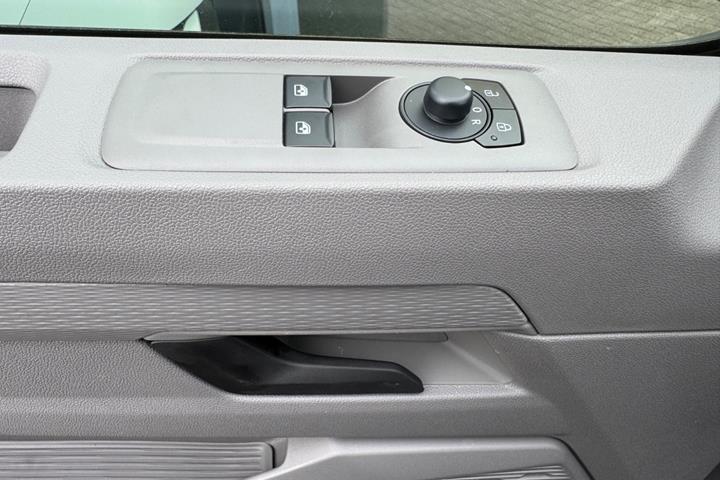 Grå VW e-Caravelle fra 2025