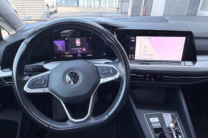 Blå VW Golf VIII fra 2022