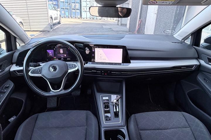Blå VW Golf VIII fra 2022