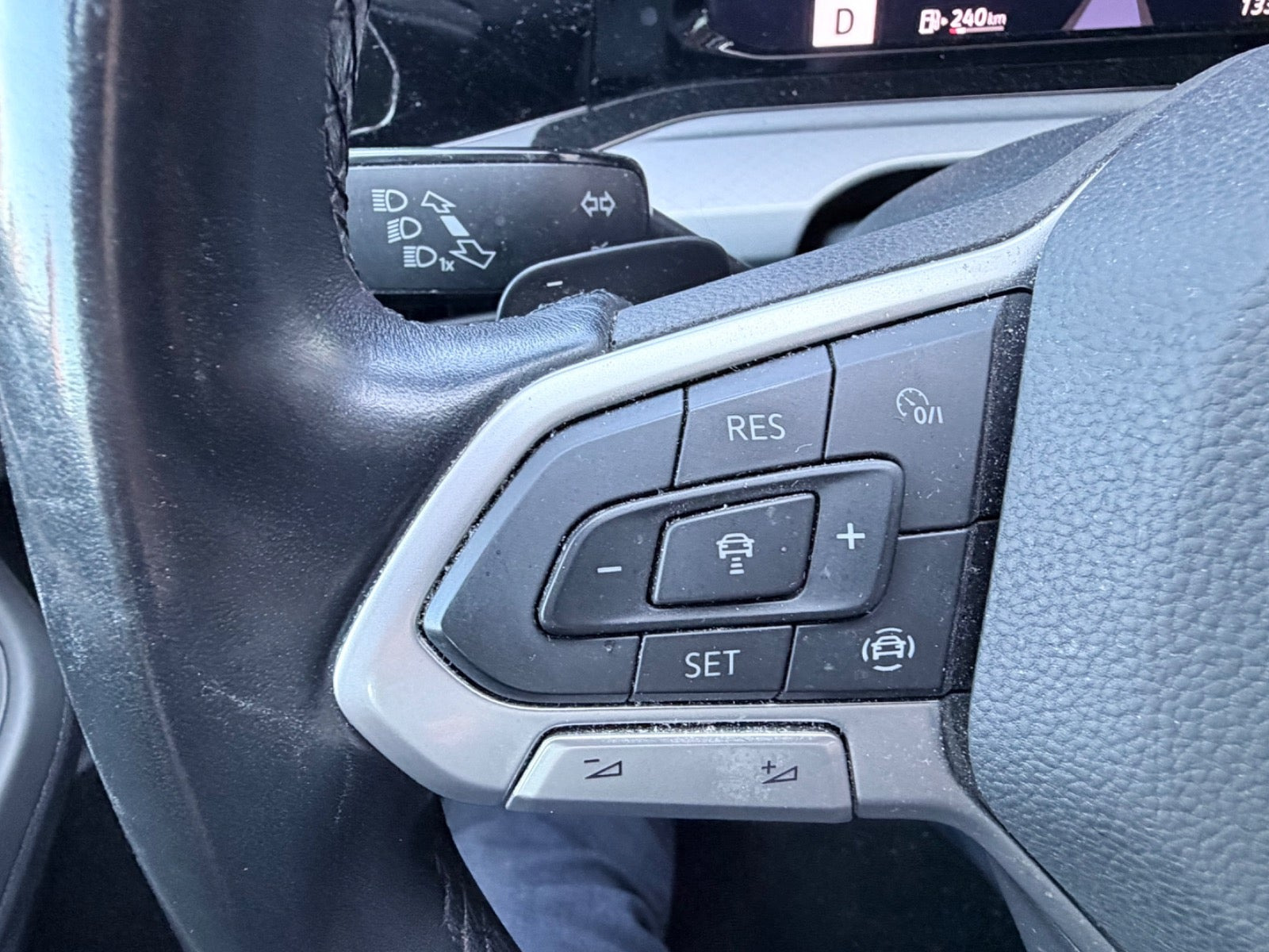 Blå VW Golf VIII fra 2022