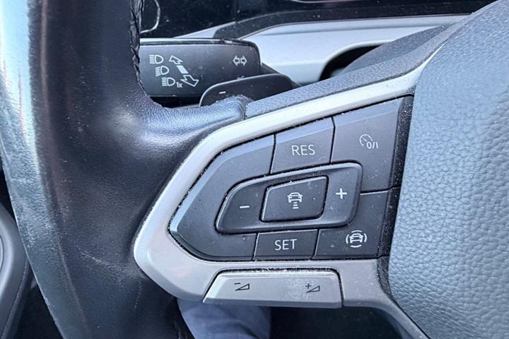 Blå VW Golf VIII fra 2022