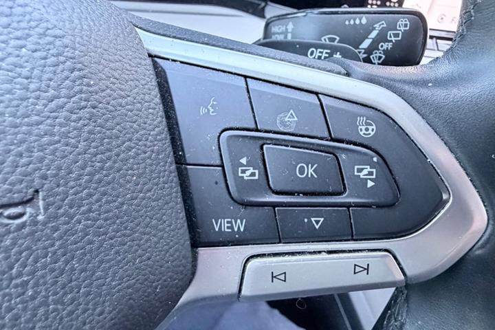 Blå VW Golf VIII fra 2022