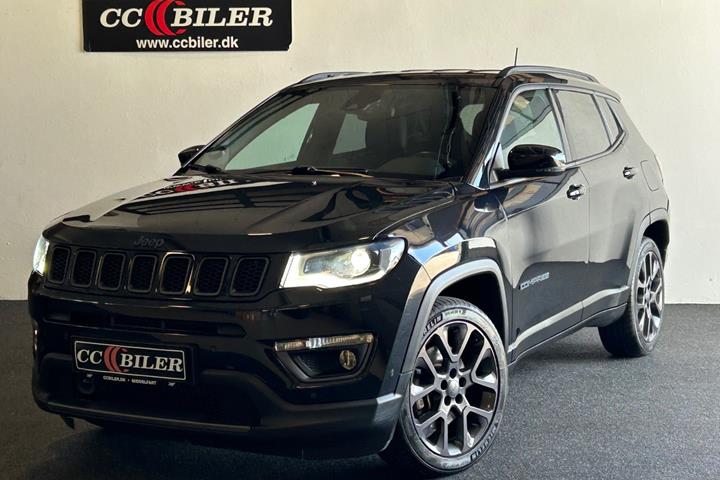 Sort Jeep Compass fra 2021 set udefra