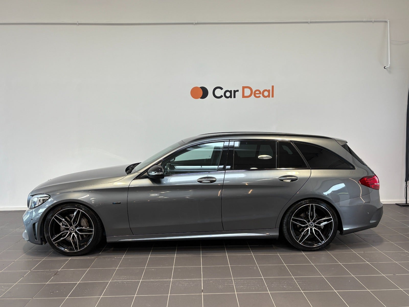 Grå Mercedes C300 de fra 2020