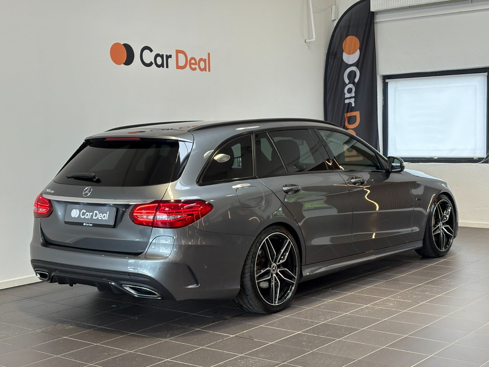 Grå Mercedes C300 de fra 2020