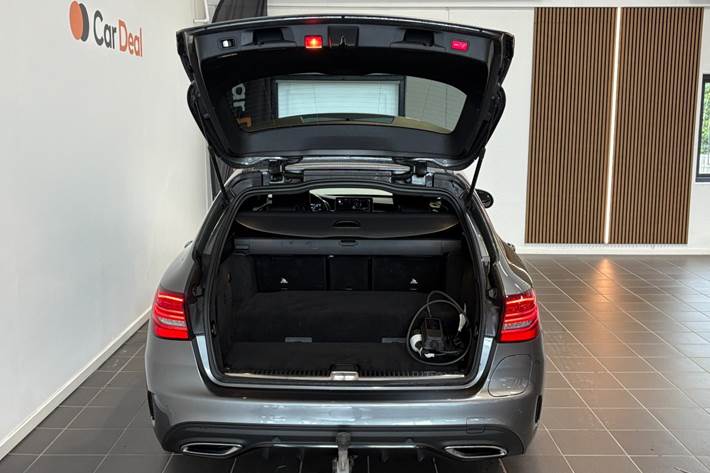 Grå Mercedes C300 de fra 2020