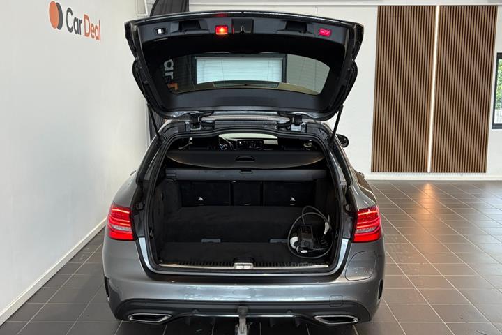 Grå Mercedes C300 de fra 2020