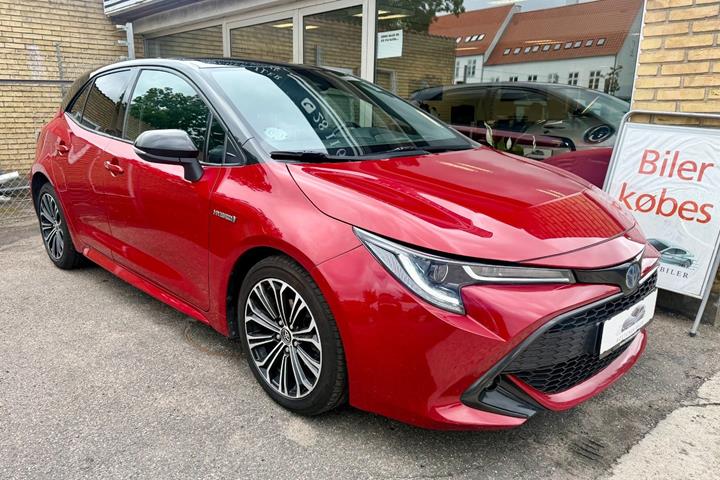Rød Toyota Corolla fra 2019 set udefra