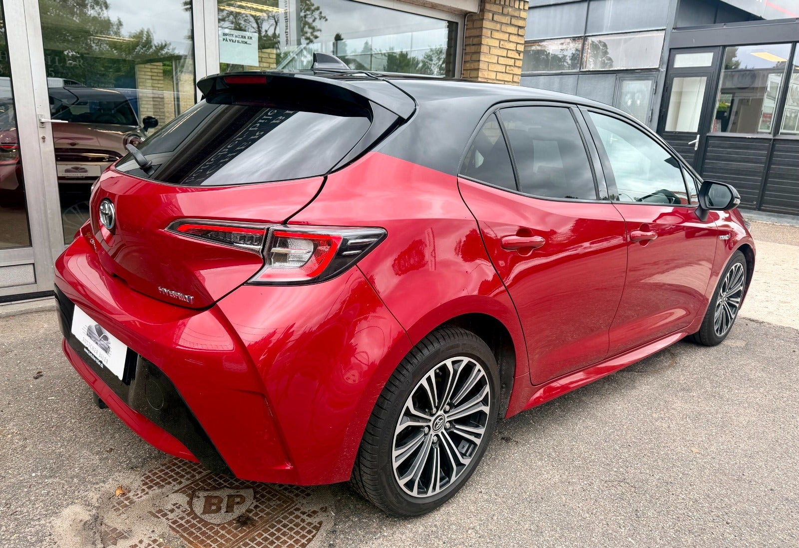 Rød Toyota Corolla fra 2019