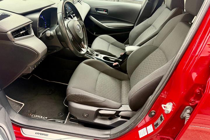 Rød Toyota Corolla fra 2019