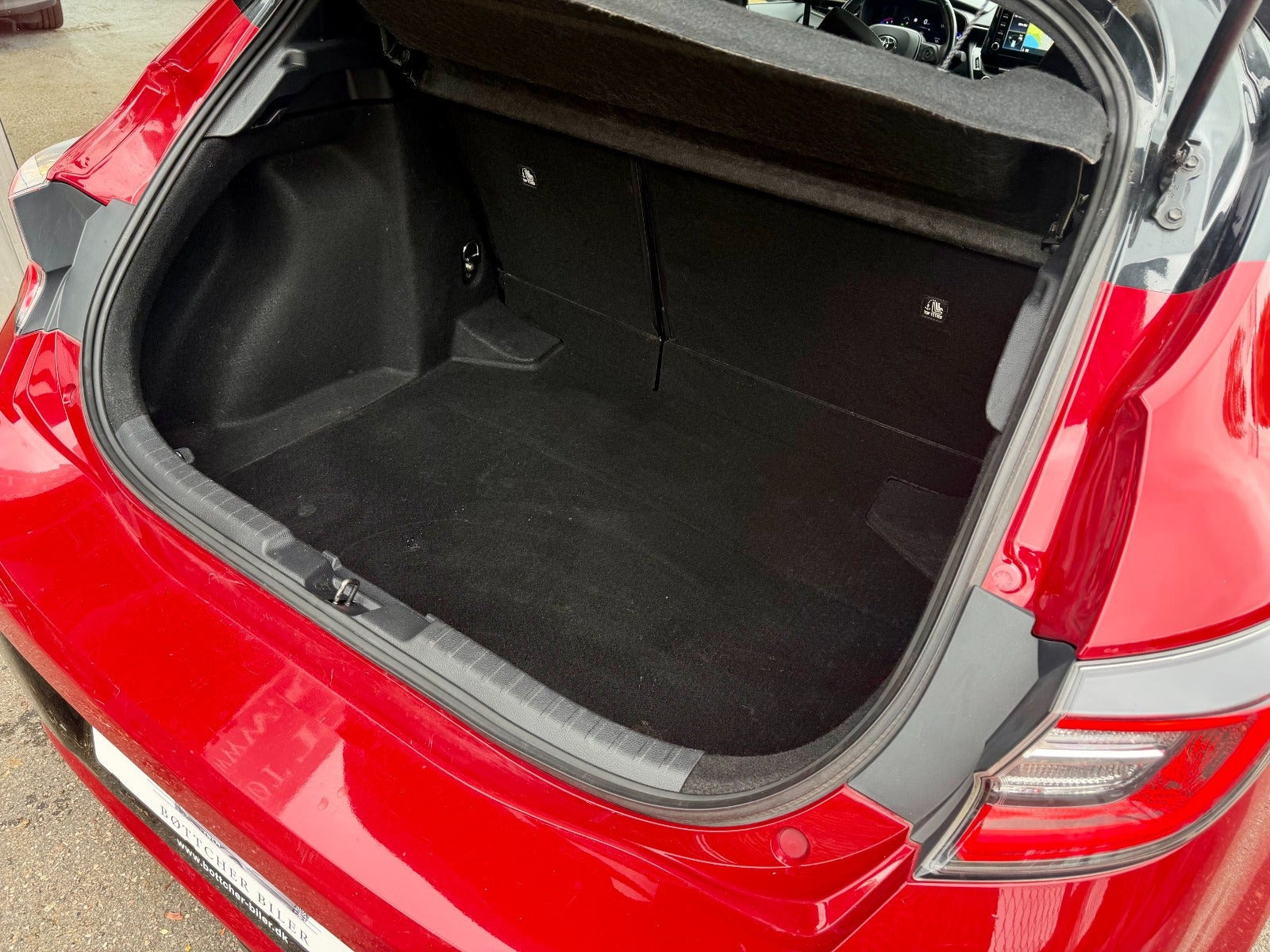 Rød Toyota Corolla fra 2019
