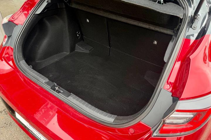 Rød Toyota Corolla fra 2019