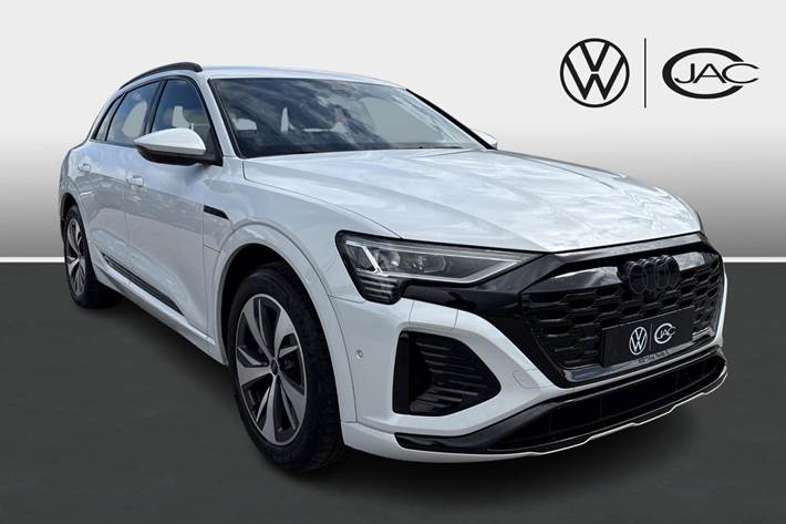 Hvid Audi Q8 e-tron fra 2024