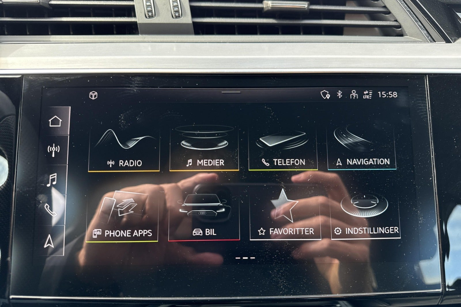 Hvid Audi Q8 e-tron fra 2024