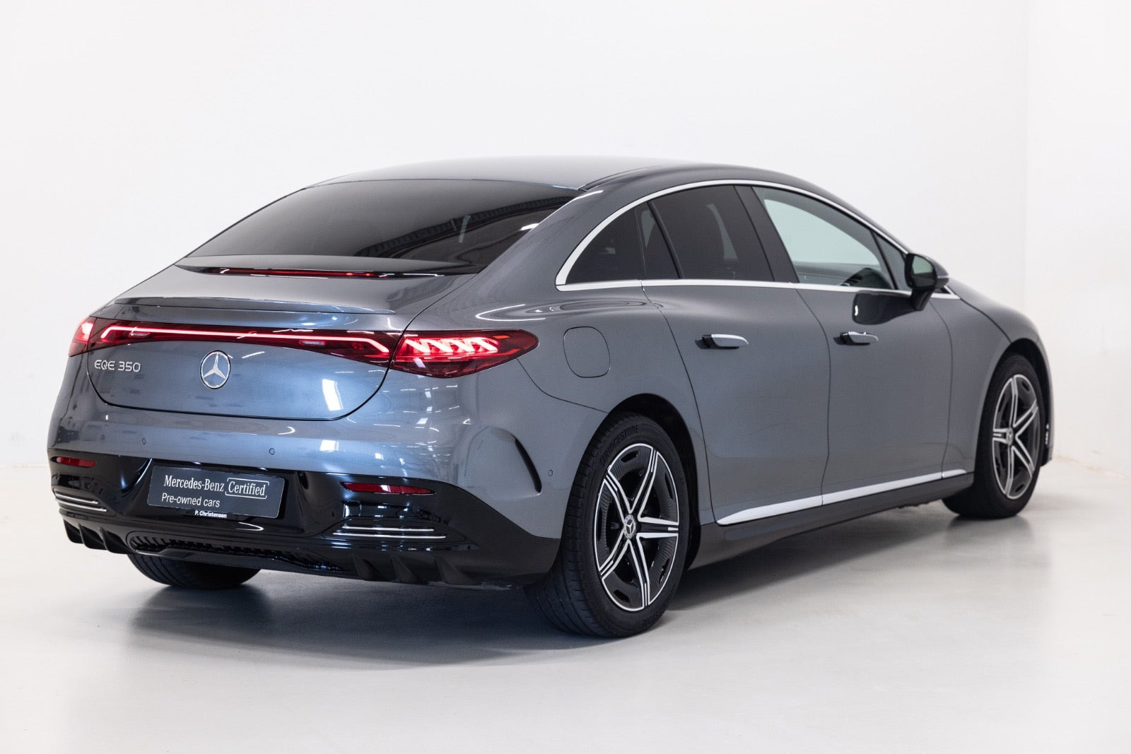 Grå Mercedes EQE350 fra 2024