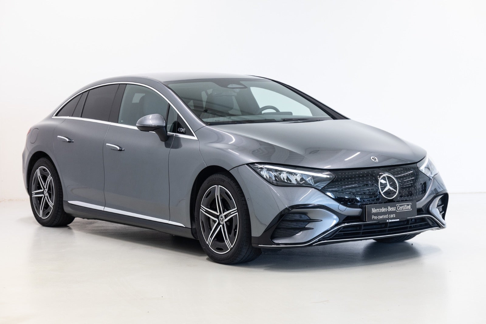 Grå Mercedes EQE350 fra 2024
