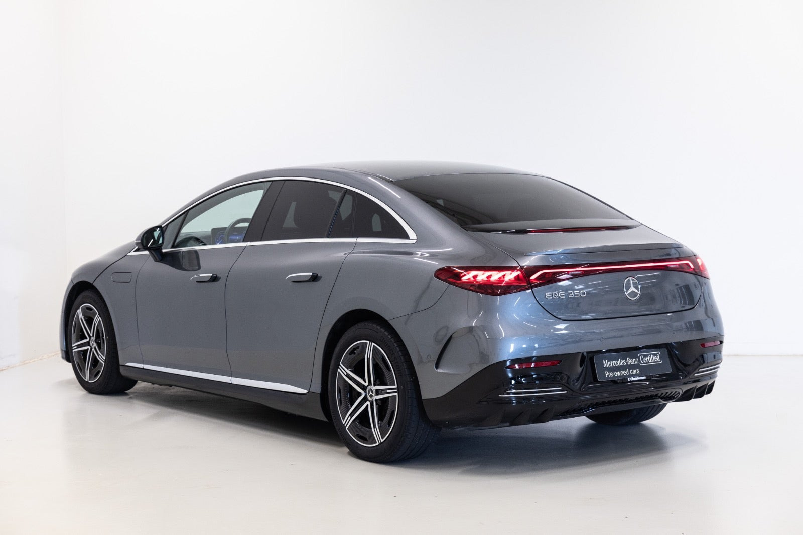 Grå Mercedes EQE350 fra 2024