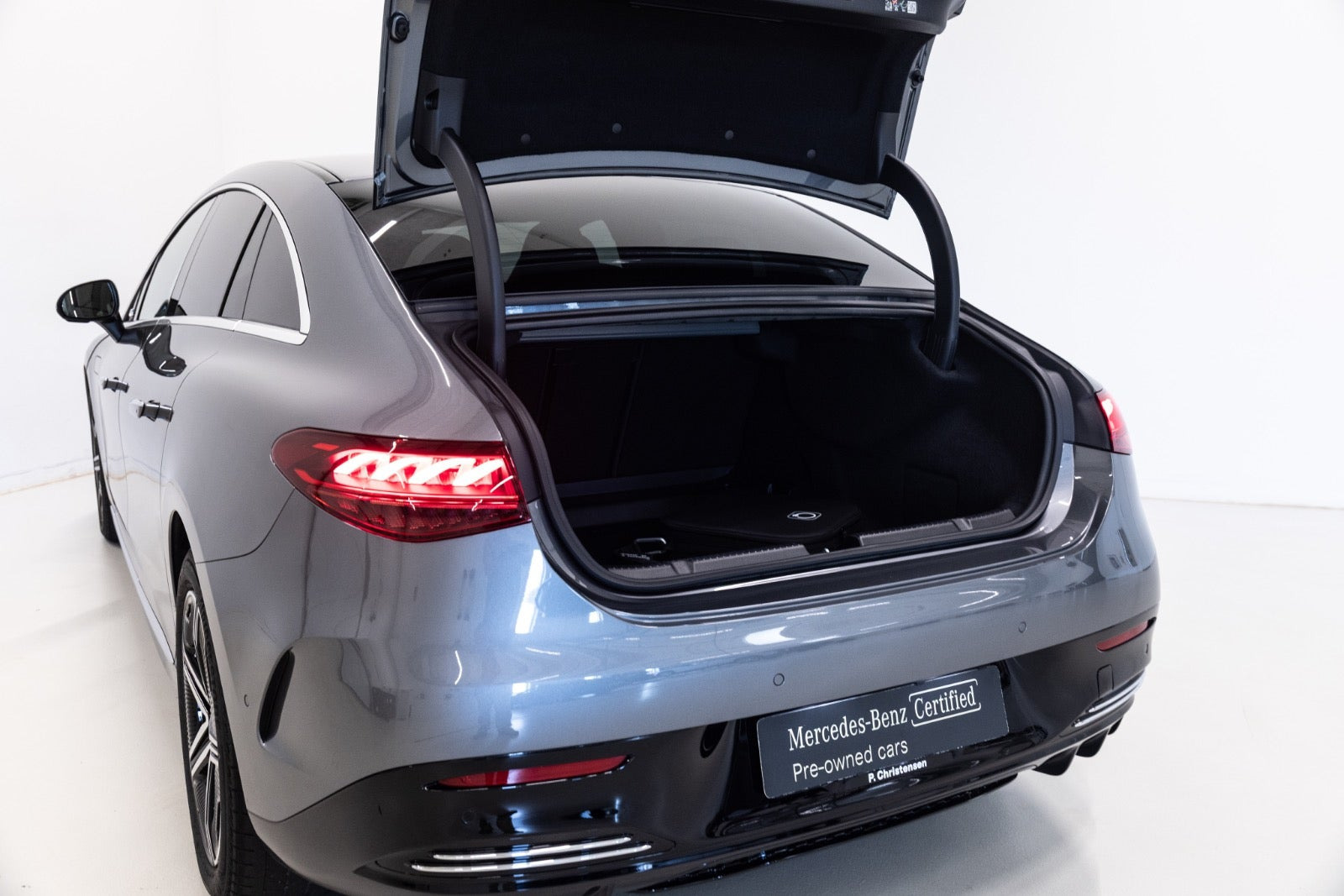 Grå Mercedes EQE350 fra 2024