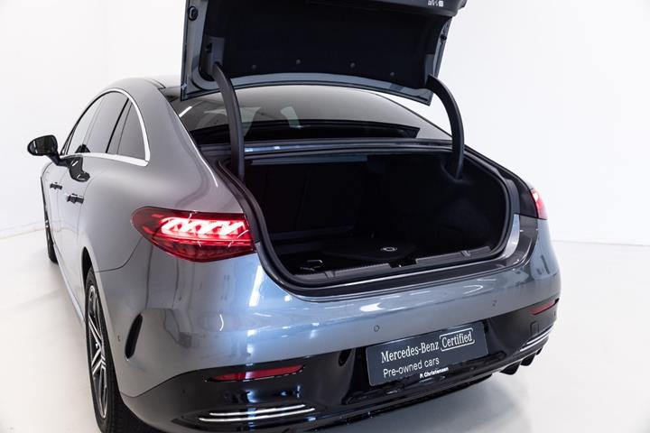 Grå Mercedes EQE350 fra 2024