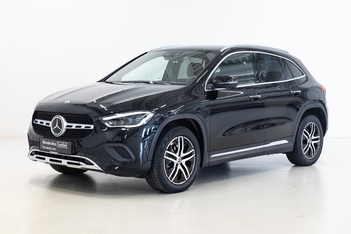 Sort Mercedes GLA250 e fra 2021 set udefra