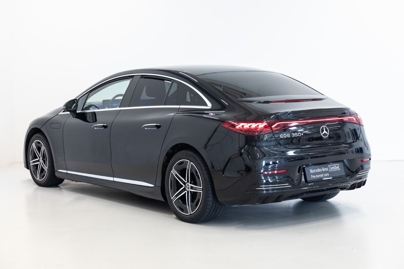 Sort Mercedes EQE350+ fra 2022