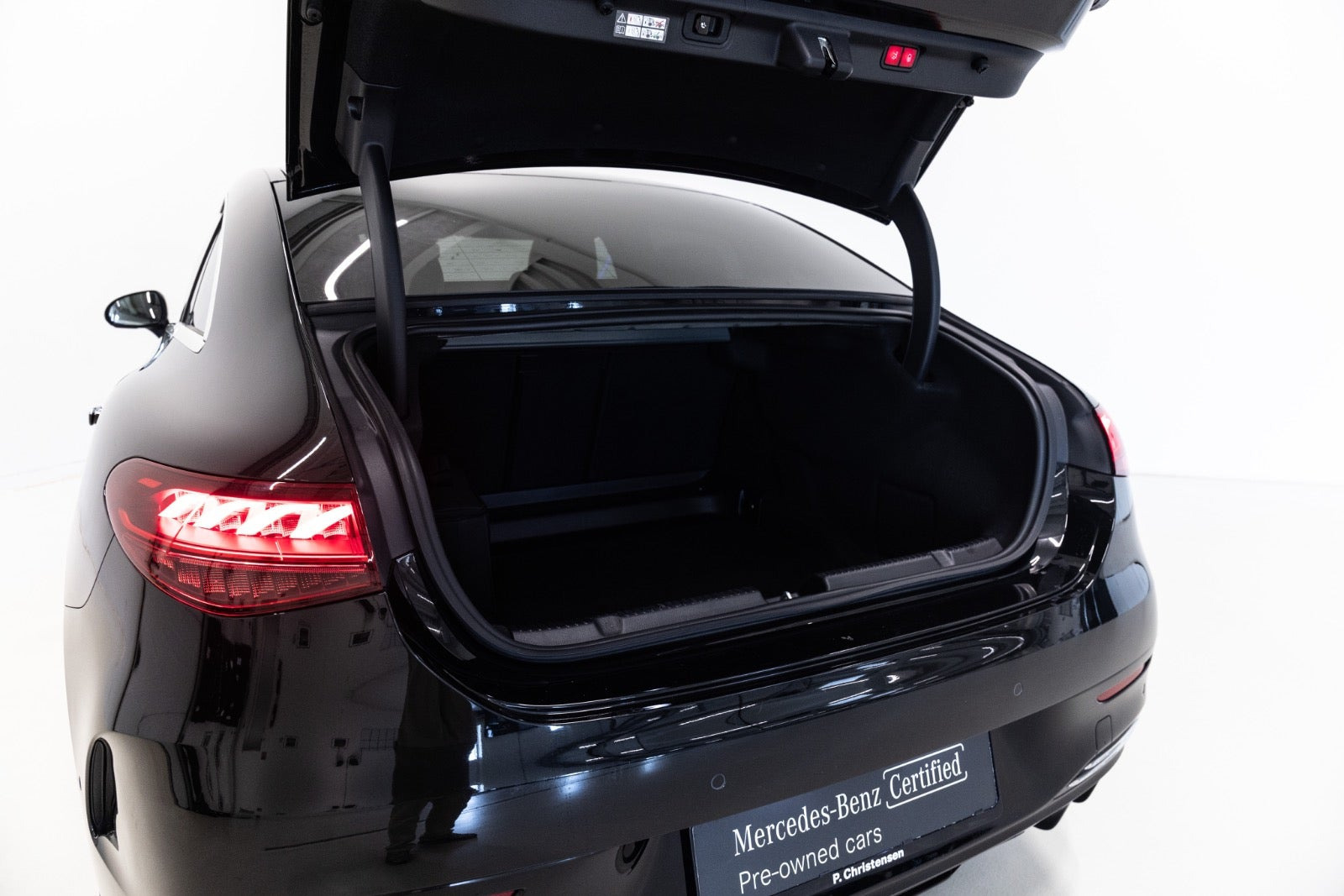 Sort Mercedes EQE350+ fra 2022
