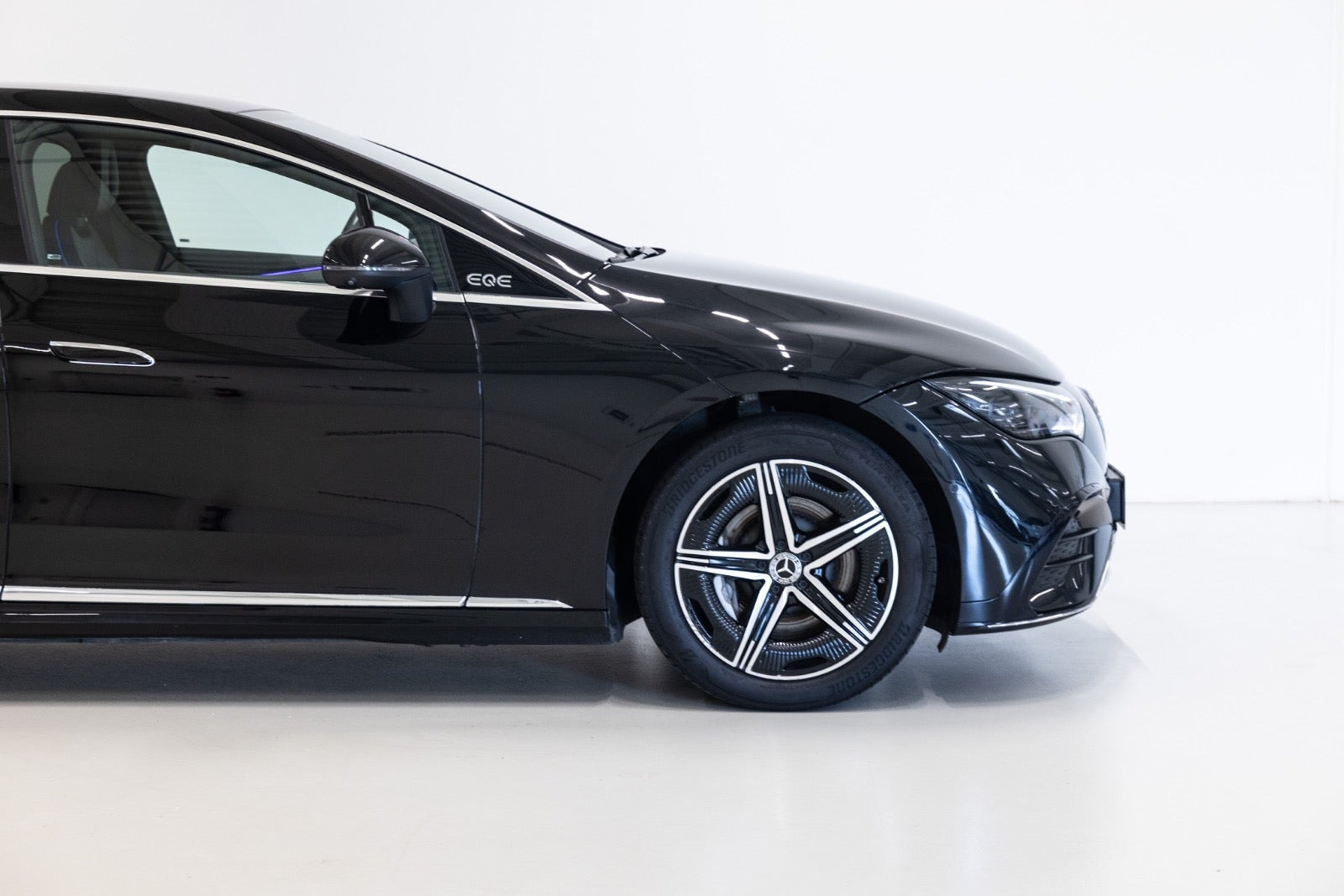 Sort Mercedes EQE350+ fra 2022