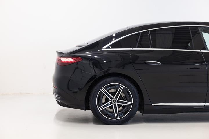 Sort Mercedes EQE350+ fra 2022