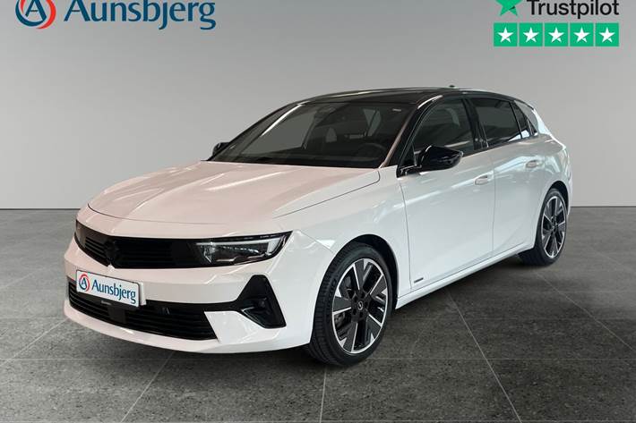 Hvid Opel Astra-e fra 2024 set udefra