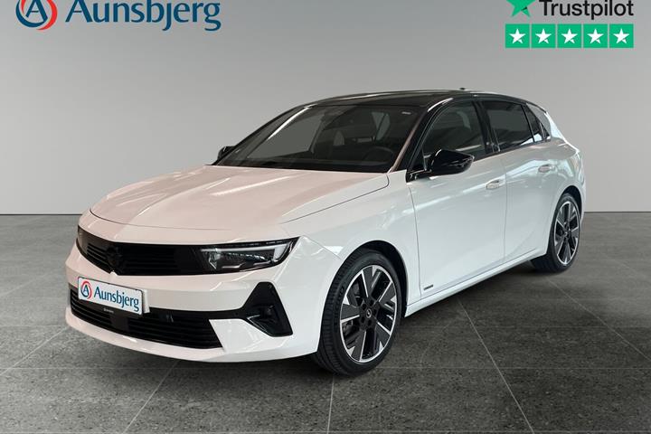 Hvid Opel Astra-e fra 2024 set udefra