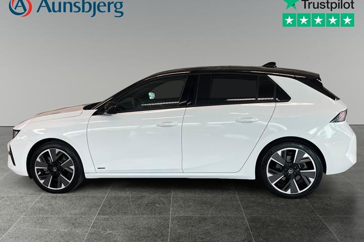 Hvid Opel Astra-e fra 2024
