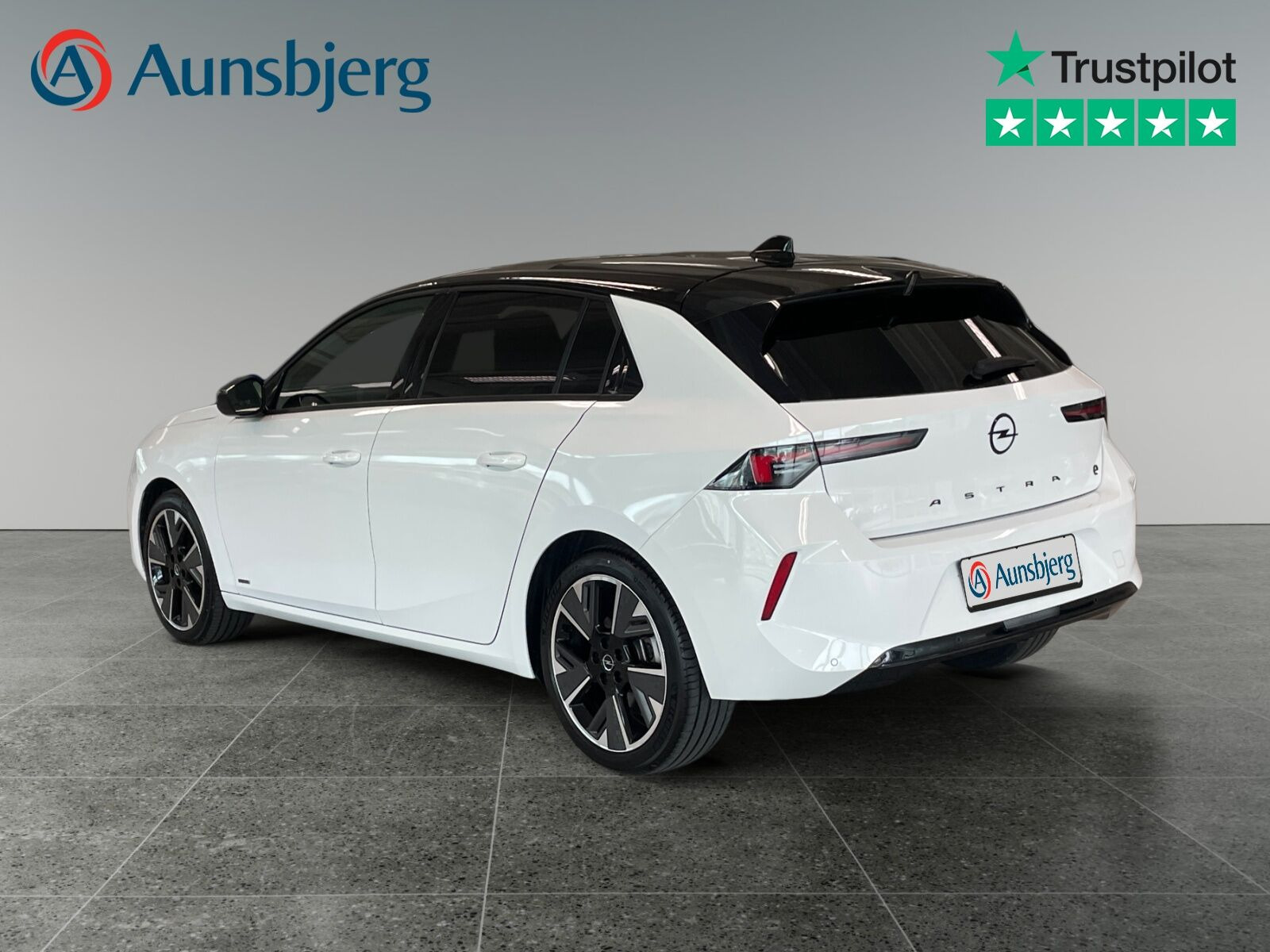 Hvid Opel Astra-e fra 2024