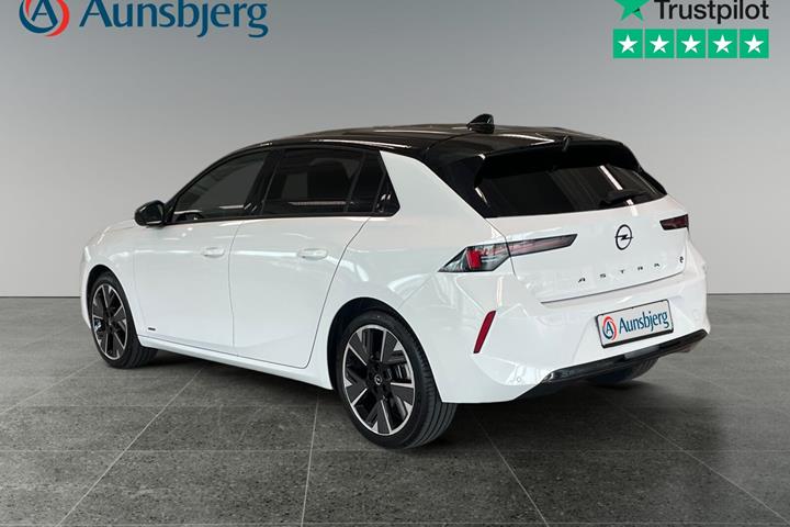 Hvid Opel Astra-e fra 2024