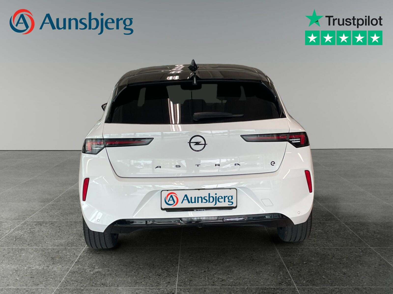 Hvid Opel Astra-e fra 2024